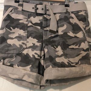 Women’s Carhartt camo shorts size 8